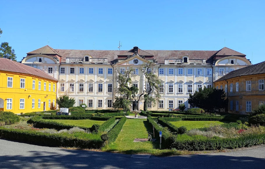 Zámek Horní Beřkovice, Czech Republic (Czechia)